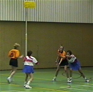 korfbal.jpg (18496 bytes)